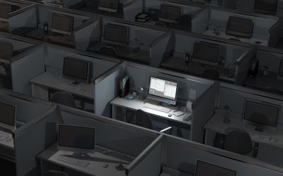 Donker kantoor met veel computers, één verlicht