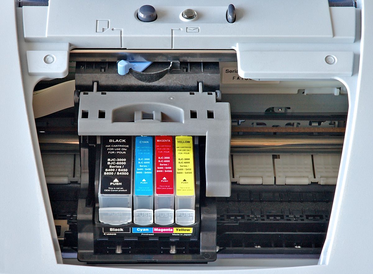 Inktpatronen in een inkjetprinter klaar om te worden schoongemaakt