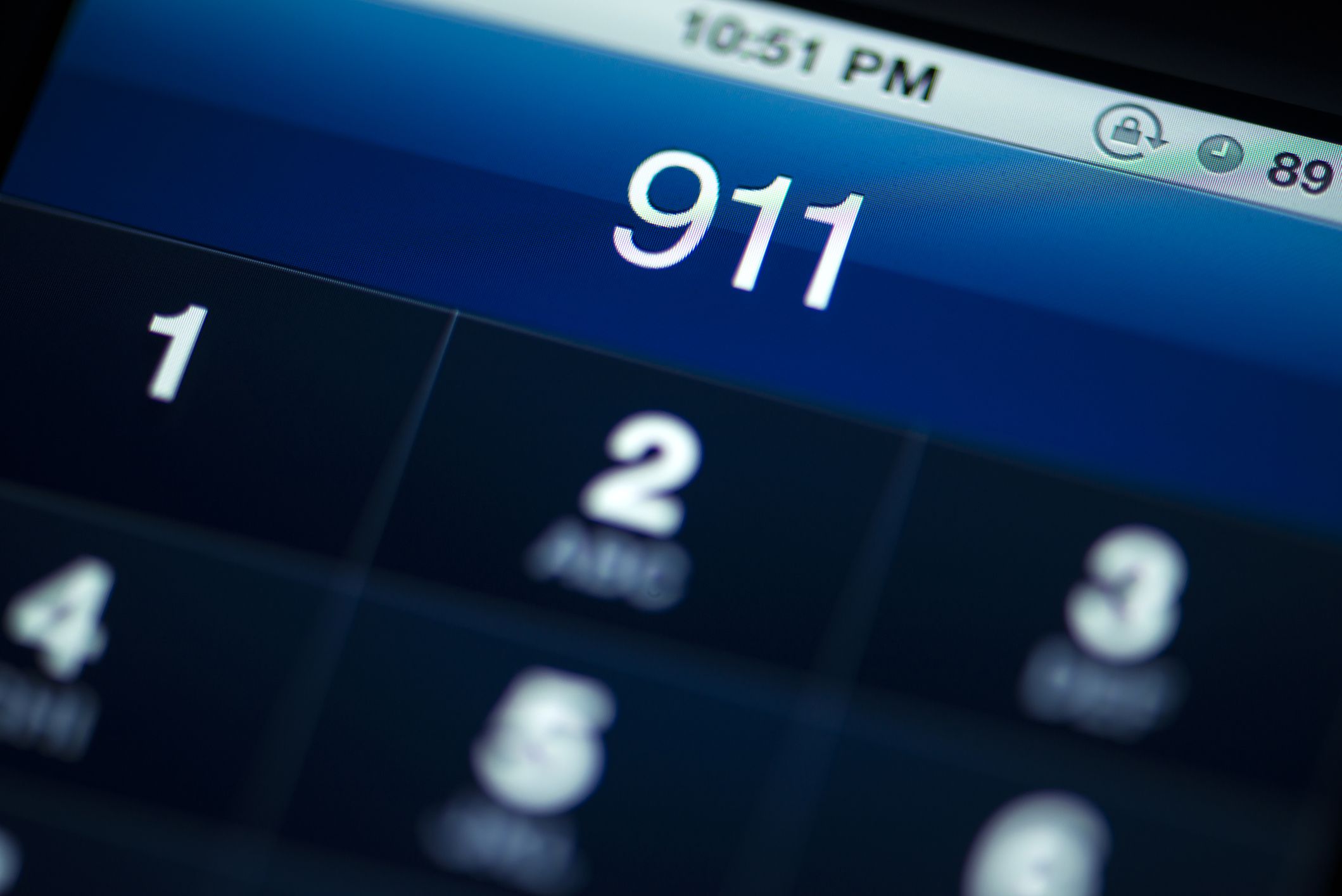Een scherm van een mobiele telefoon geeft 911 . weer