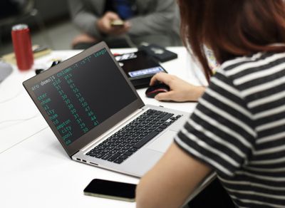 Vrouw die computer gebruikt met linux-code