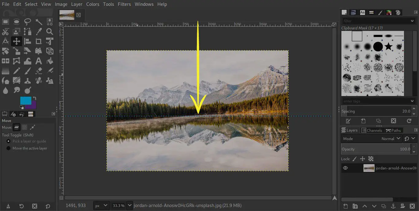 Een screenshot van GIMP met een pijl die aangeeft dat een gids naar beneden moet worden gesleept