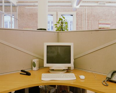 Oudere desktopcomputer op een werkstation in een kantoor