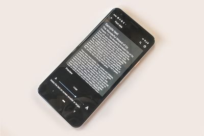 Een foto van een Android-telefoon met de instelling voor de lettergrootte
