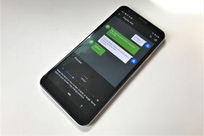 Een foto van een Google Pixel 3 met Android 11 en de instelling Schermgrootte