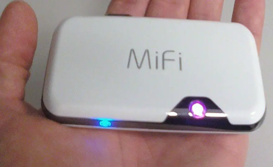Een draagbaar Wi-Fi-apparaat voor bumperkleven.