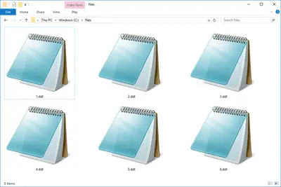 Screenshot van verschillende DDL-bestanden in Windows 10 die worden geopend met Kladblok