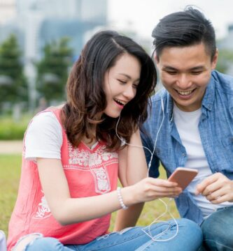 Getty images couple listening to music 539237388 fa411f219cce4ba5890efd1a697bbdc3