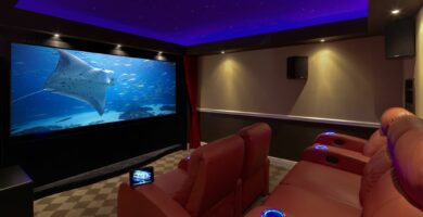 Een pc integreren in uw thuisbioscoopsysteem 5 Home Theater Blue Soffits Dana Hoff 160839164 56a4a0f85f9b58b7d0d7e538