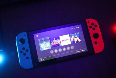 Nintendo Switch met The Gardens Between, YouTube en andere games erop