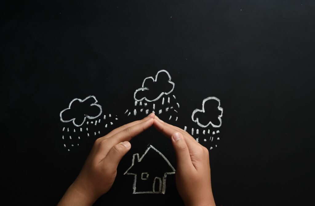 Advertenties verbergen in Yahoo Mail 1 home insurance concept child protecting house by hands with copy space 664923612 5b2ce47704d1cf0036067919