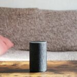 smart speaker on coffee table in living room with copy space t20 KvPXX1 f11c213a86a54515b2a3a9fccc53b752
