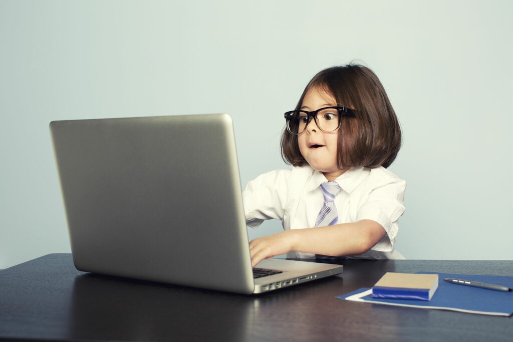 Websites die u slimmer maken 1 young girl wearing tie types on laptop 155394756 5b384c3c46e0fb00375dc7f4