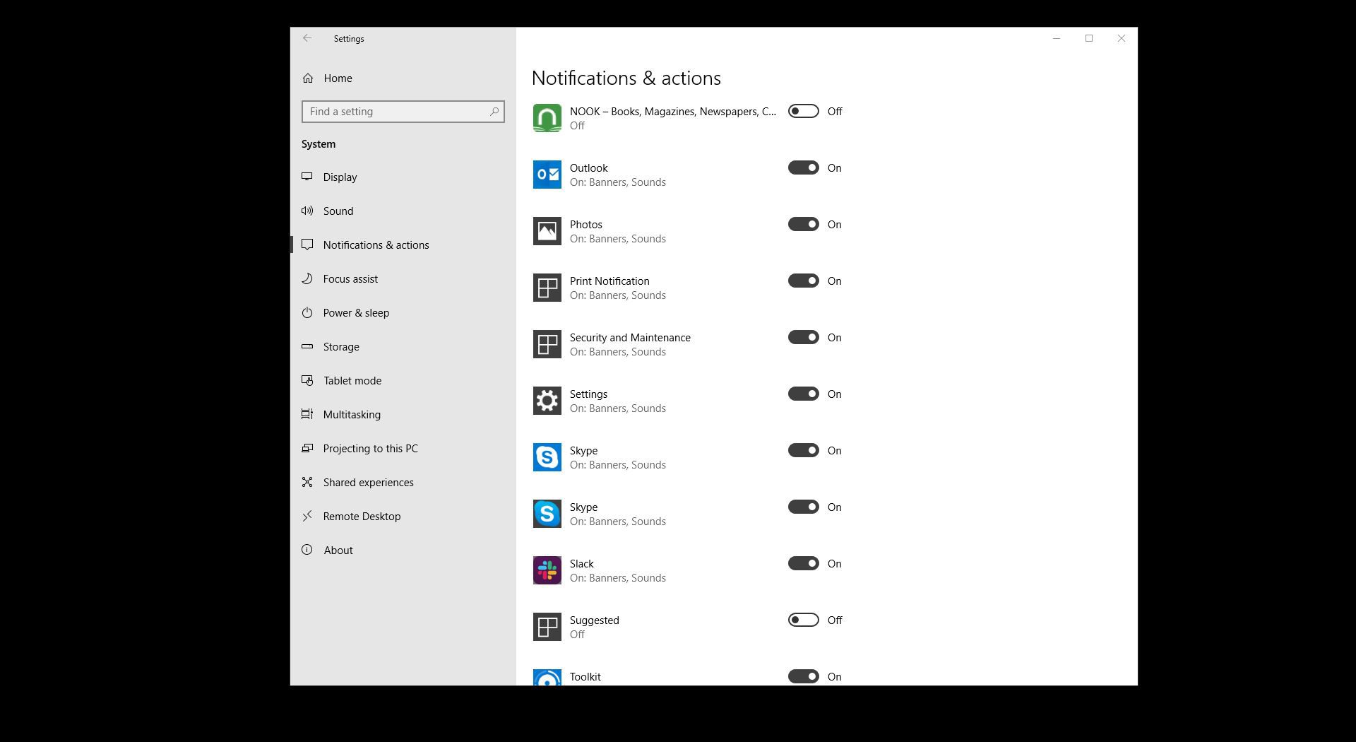 Het Outlook-pictogram bekijken in instellingen voor meldingen en acties in Windows 10.