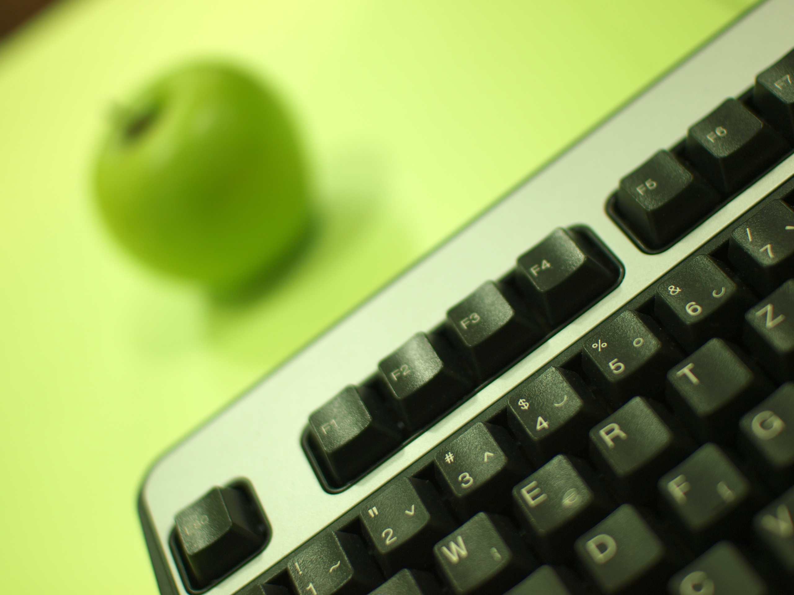Groene appel en computertoetsenbord