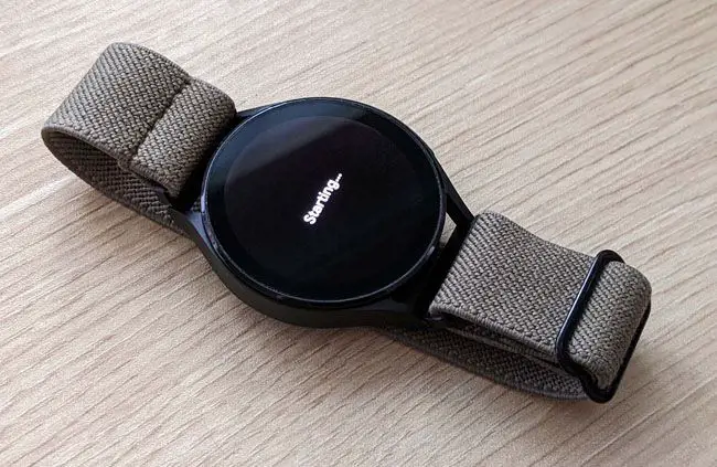 Een Samsung Galaxy-horloge wordt opnieuw opgestart.