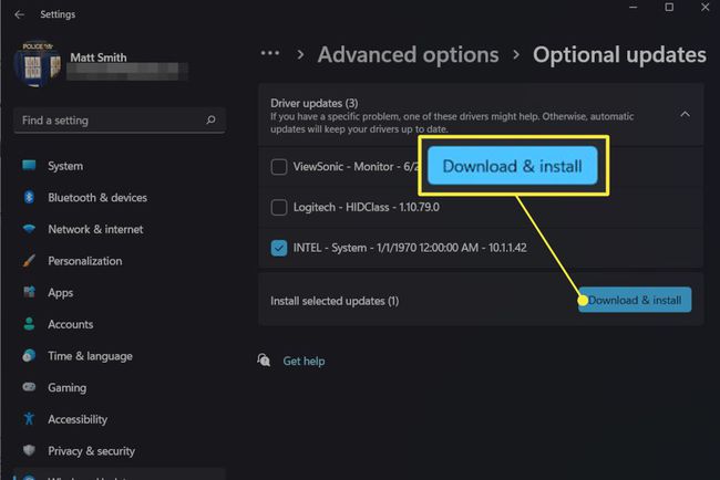 Een screenshot van Windows Update met optionele updates zichtbaar en Downloaden en installeren gemarkeerd