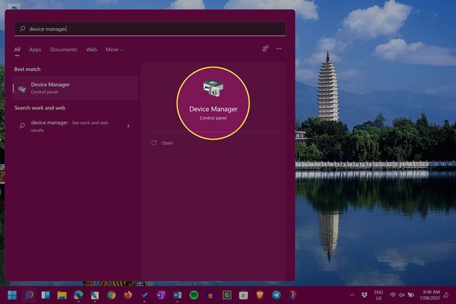 Windows 11-bureaublad met het menu Start geopend en Apparaatbeheer gemarkeerd in de zoekresultaten