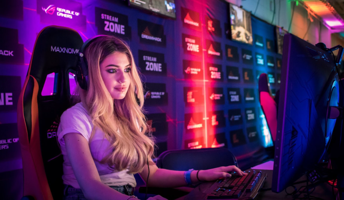 Twitch-streamer Djarii zittend op een gamestation