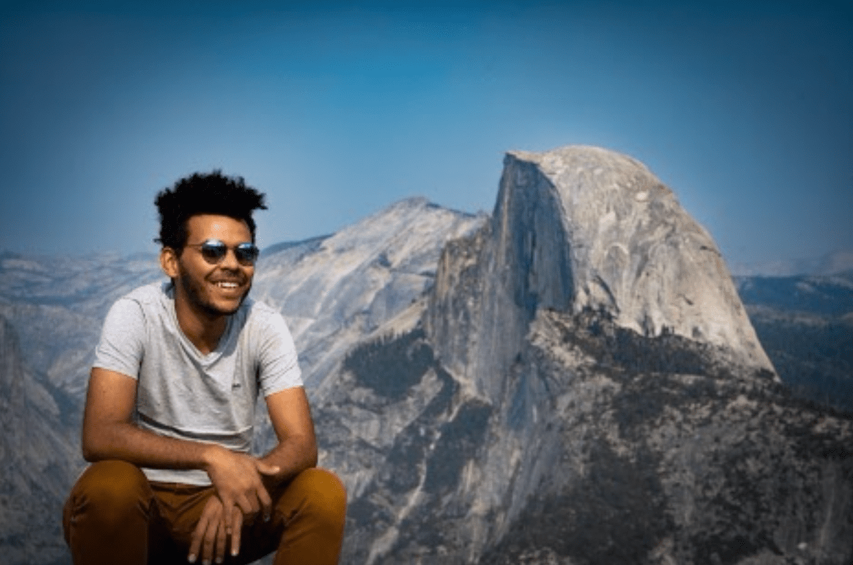 Slidebean mede-oprichter Jose Cayasso rust voor een berg op de achtergrond