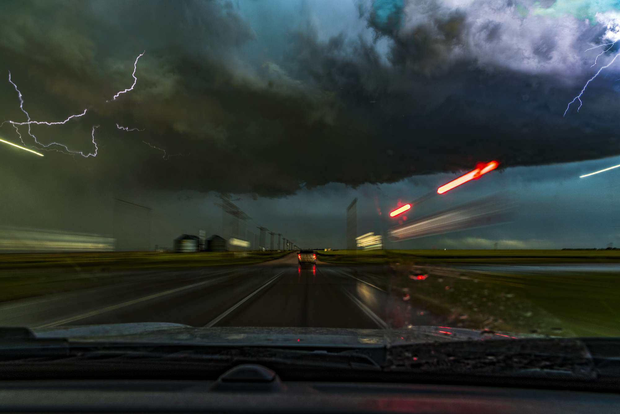Storm en bliksem vanuit het oogpunt van een dashcam in Colorado, VS