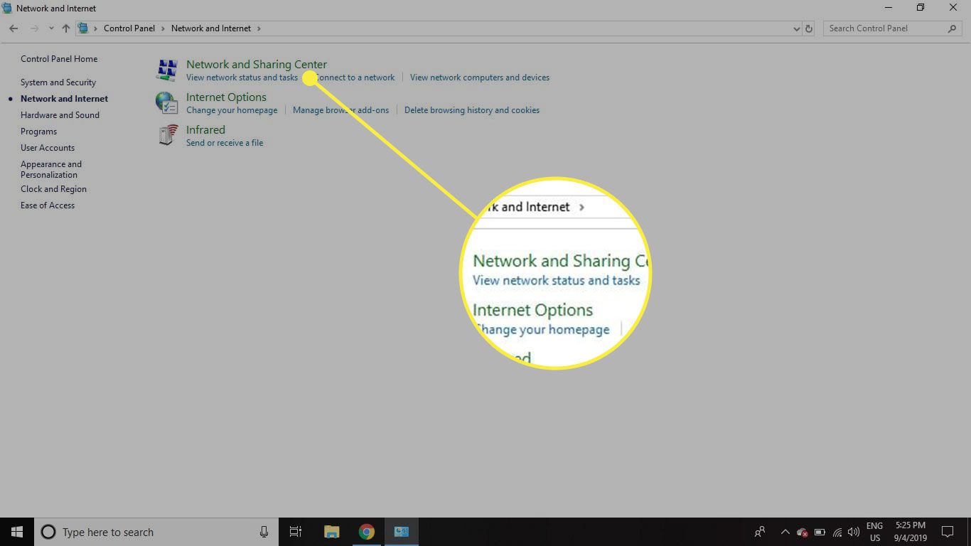 Een screenshot van netwerkinstellingen in Windows 10 met de optie "Bekijk netwerkstatus en taken" gemarkeerd