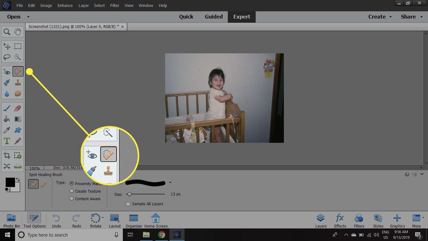 Een screenshot van Photoshop Elements met de tool Spot Healing gemarkeerd