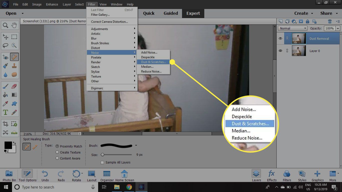 Een screenshot van Photoshop Elements met de opdracht Stof en krassen gemarkeerd