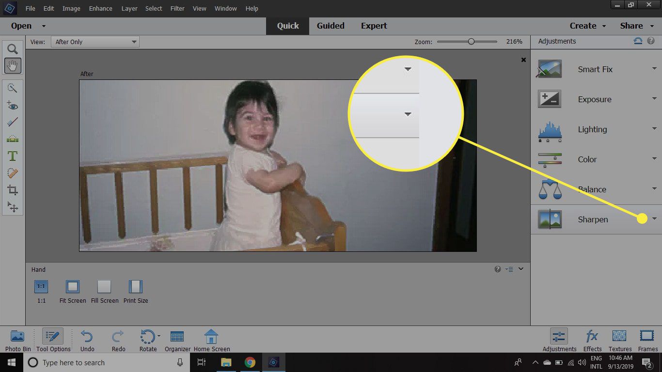 Een screenshot van Photoshop Elements met de pijl naast Verscherpen gemarkeerd