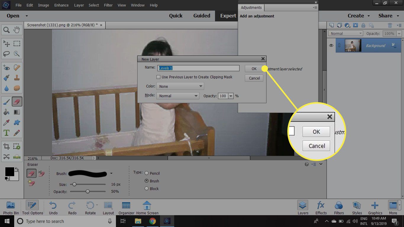 Een screenshot van Photoshop Elements met de knop OK in een venster Nieuwe laag gemarkeerd
