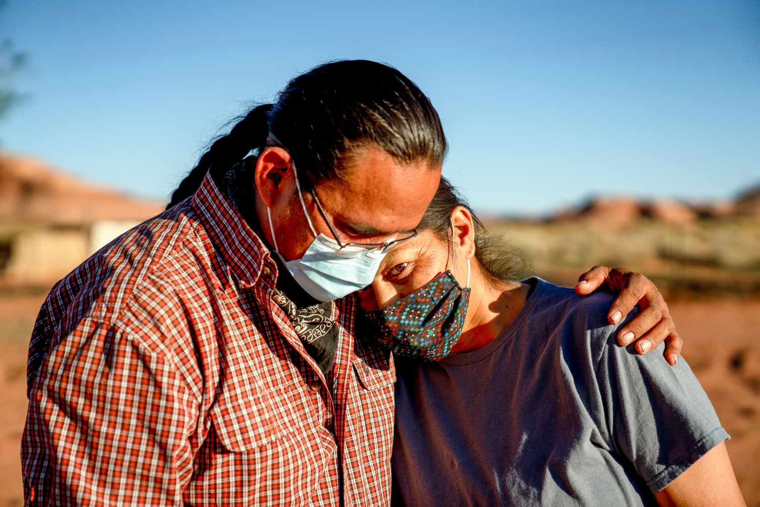 Een Navajo-man en -vrouw moedigen elkaar aan vanwege de avondklok door het Coronavirus door de Tribal Council in Arizona